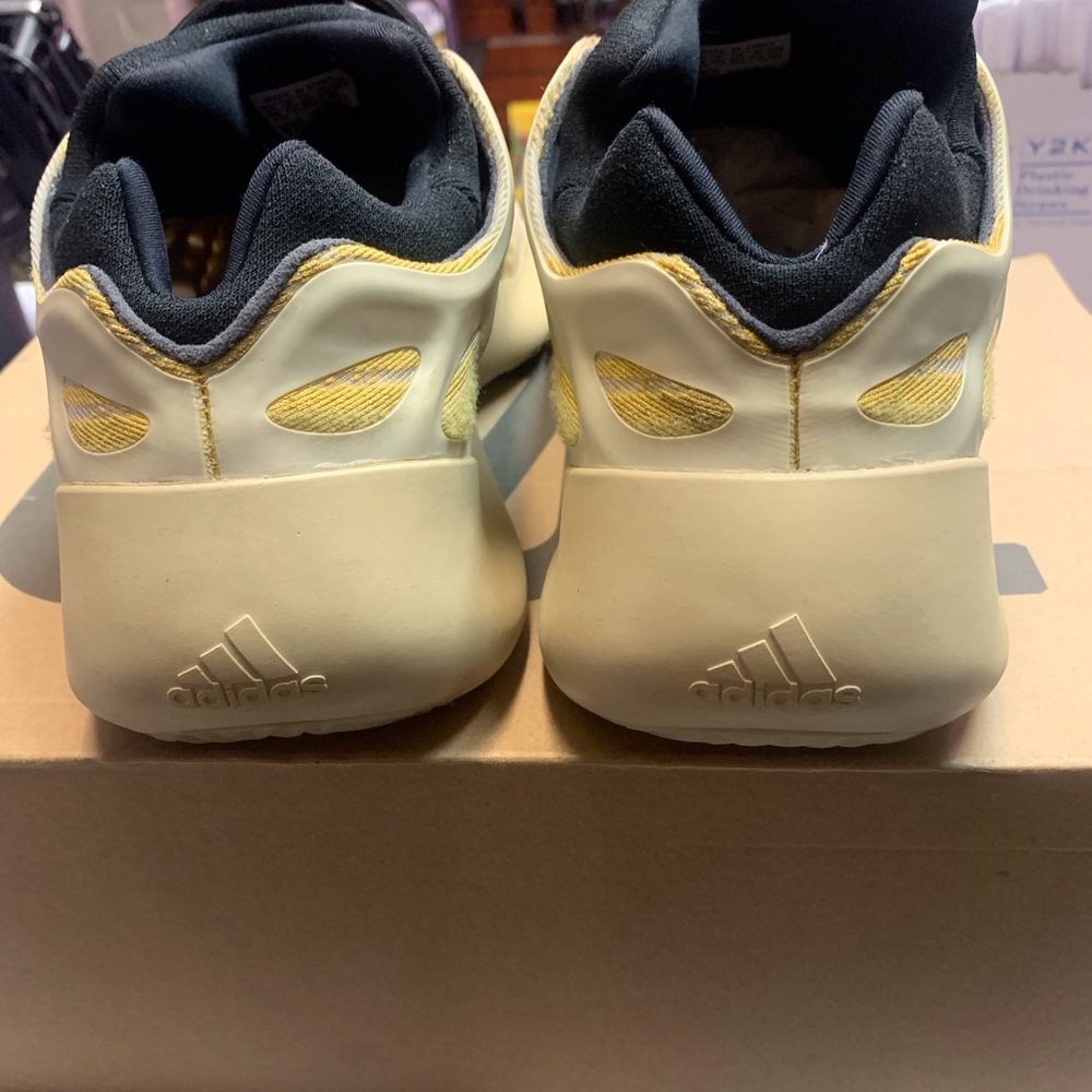 Yeezys 700 - Picture 5 of 7